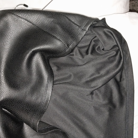 Faux leather like snake print dress - Picture 6 of 7